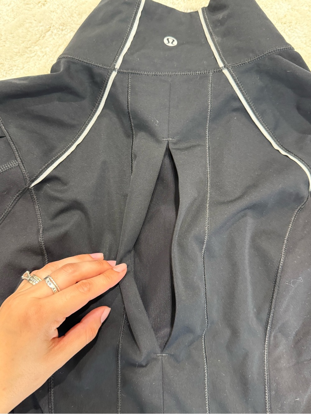 Lululemon Run Black Stay on Course Jacket with sleeve thumb holes  6 - Picture 5 of 6